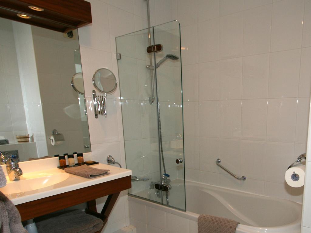 Hotel Les Almadies - Coeur De Ville Saint-Jean-de-Luz Room photo