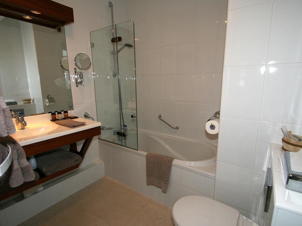 Hotel Les Almadies - Coeur De Ville Saint-Jean-de-Luz Room photo