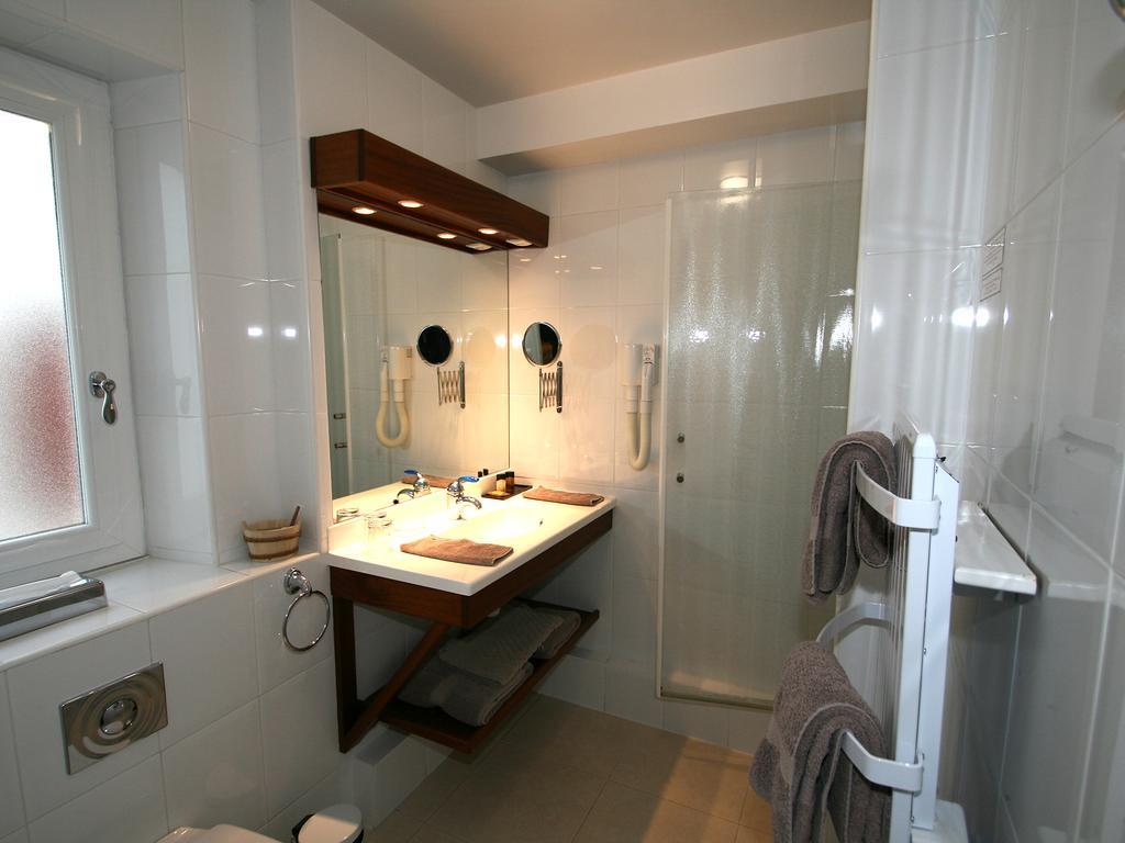 Hotel Les Almadies - Coeur De Ville Saint-Jean-de-Luz Room photo