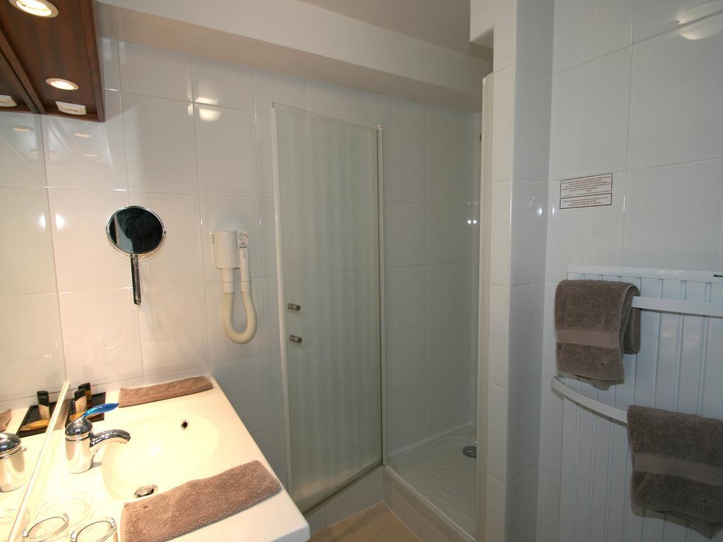 Hotel Les Almadies - Coeur De Ville Saint-Jean-de-Luz Room photo