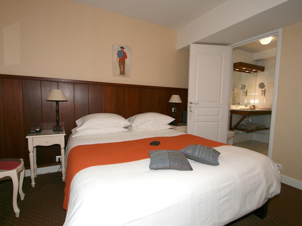 Hotel Les Almadies - Coeur De Ville Saint-Jean-de-Luz Room photo